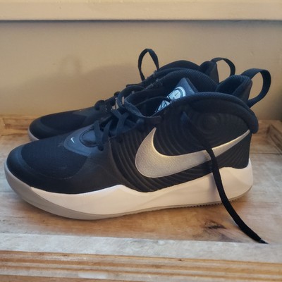 NIKE TEAM HUSTLE D9 GS KIDS SIZE 5Y BLACK METALLIC SILVER AQ4224 001