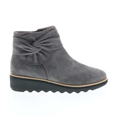

Clarks Sharon Salon 26147368 Женские серые замшевые ботильоны и ботильоны, Серый, Clarks Sharon Salon