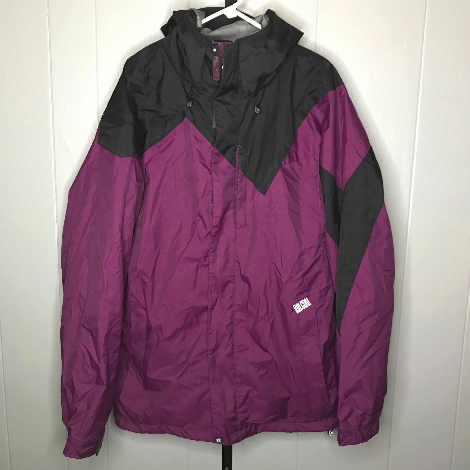 しぃちゃん様　VOLCOM NIMBUS スノーボード ジャケット Mサイズ Volcom Womens Nimbus 15,000mm/ 10,000GM Snowboard Jacket