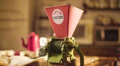 Botini Coffee Peeler - Simple Manual With Hand Crank - Professional Peeler