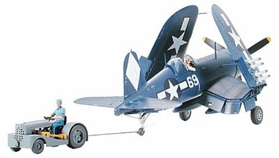 Tamiya 61085 Maquette Corsair F4U-1D et Tracteur Pont Echelle 1:48
