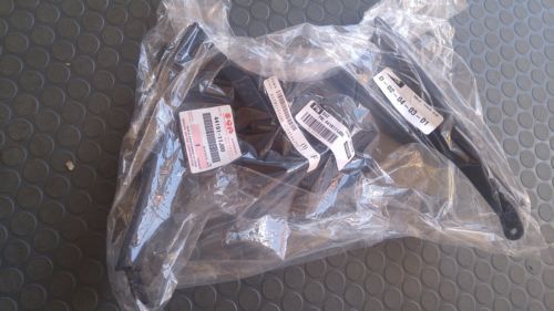 Комплекты черных чехлов на бак для мотоциклов и скутеров Suzuki