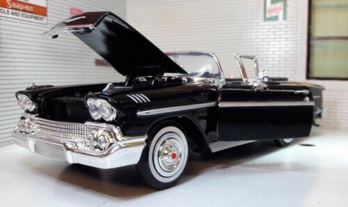 Véhicules miniatures argentés Chevrolet 1:24