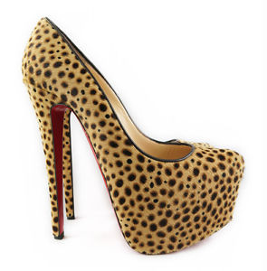 Tacones para mujer Christian Louboutin con estampado de animales