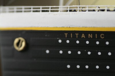 1:500 RMS TITANIC 1/500 SIGNED BY MILVINA DEAN