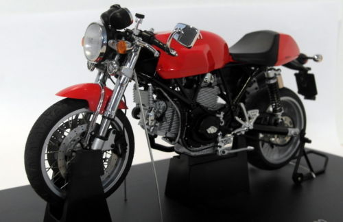 Articoli di modellismo statico AUTOart Scala 1:12 per Ducati