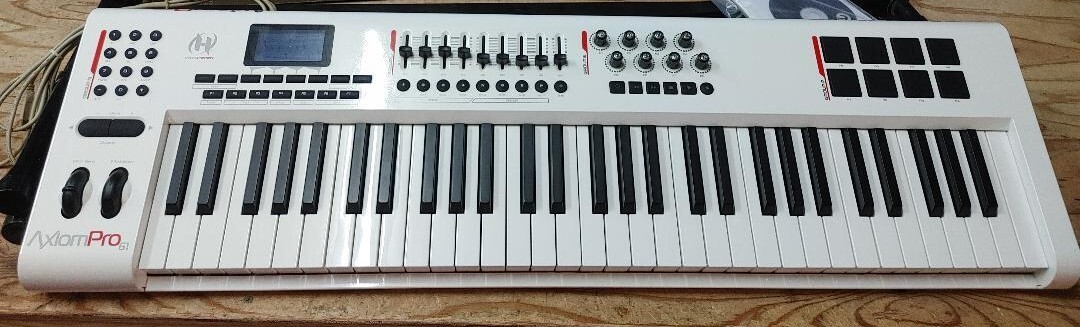 61鍵 MIDIキーボード Axiom Pro 61 M-Audio