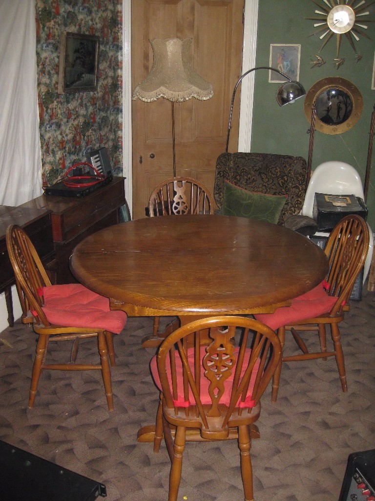 VINTAGE ERCOL EXTENDING DINING TABLE AND FOUR WINDSOR WHEELBACK CHAIRS