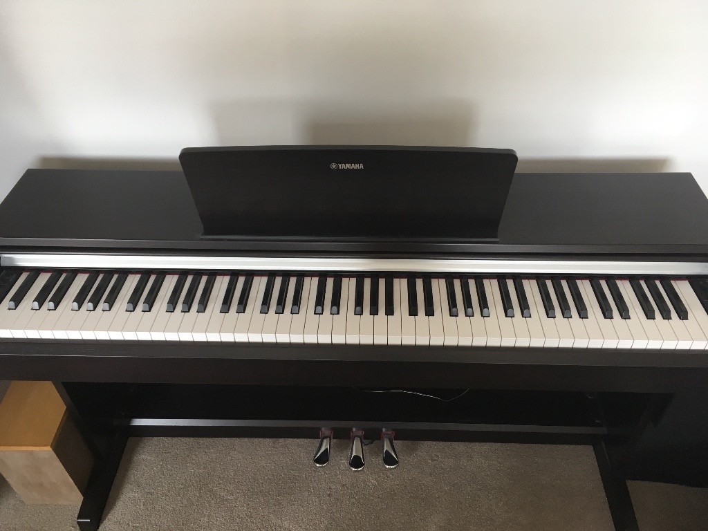Electric Piano Yamaha Arius YDP142 Dark Rosewood in Sydenham, London
