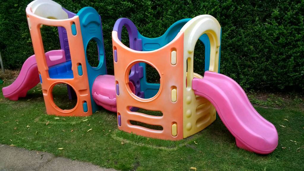 Little tikes 8 in 1 climbing frame with sides in Toton