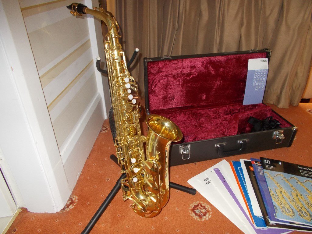 YAMAHA YAS25 Alto Saxophone complete with leather case, stand, strap