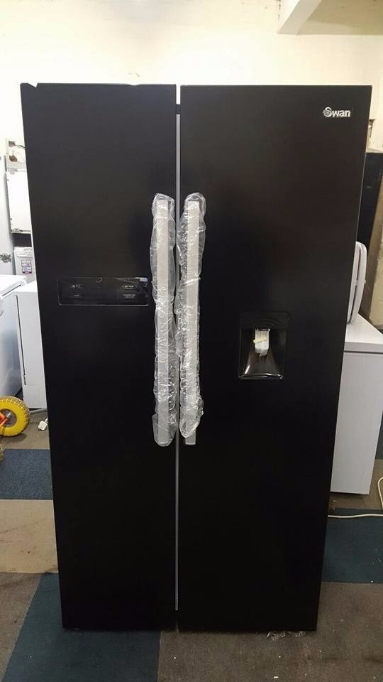 Swan SR70110B 90cm AmericanStyle Double Door Fridge Freezer with Water