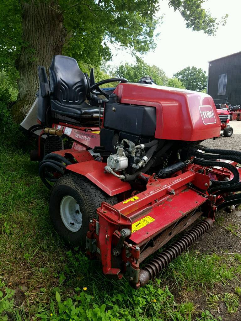 Lawnmower Toro Reelmaster hydraulic triple gang rideon mower in