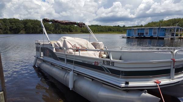Sun Tracker pontoon boat-1999 25FT Party Barge