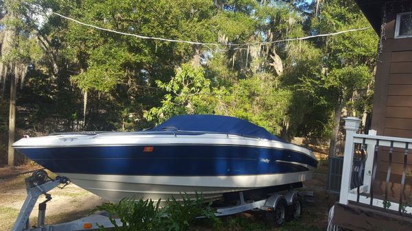 Sea Ray Bowrider 230 Signature: Year 2000 with Dual Disc Brake Trailer