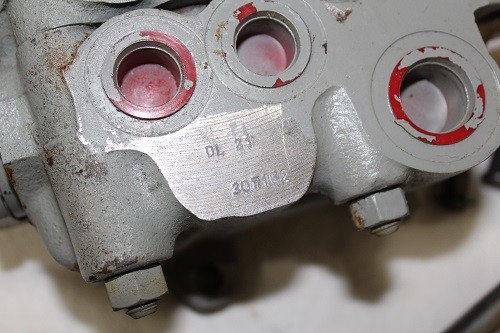 NEW Vickers DIRECTIONAL CONTROL VALVE DL 21 307162 With Levers Fittings 330804