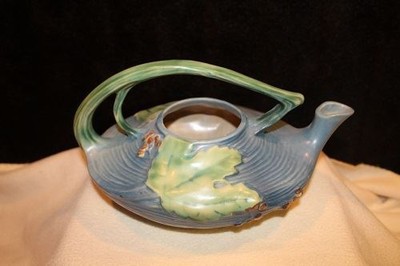 ROSEVILLE BUSHBERRY BLUE TEA POT AND CREAMER & SUGAR. 2-7, 2-C & 2-S