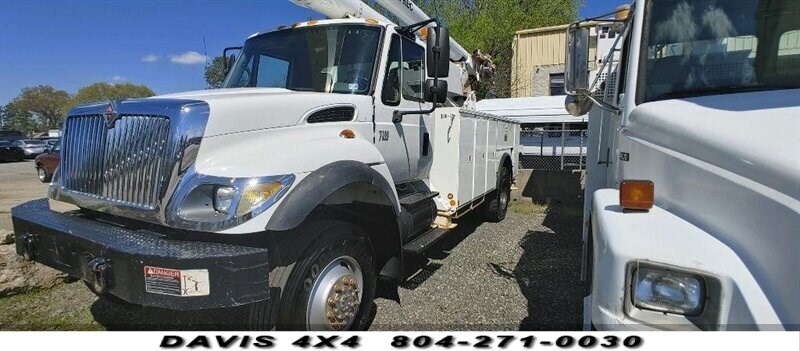 2006 International 7300 4X4 DT466 Pre-emissions Altec Bucket Truck 90246 Miles W