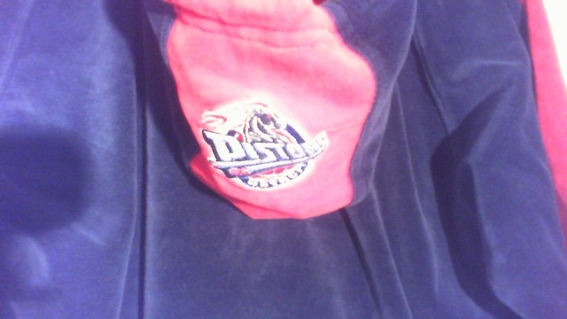 KID BOY/GIRL REEBOK ( PISTONS ) ZIP UP HOODED JACKET SIZE L/G/G