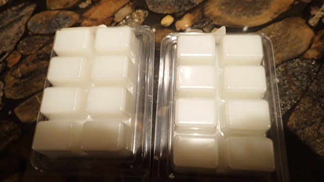 New! 2 Packages Aromatique The Smell of Christmas Aroma Wax Melts = 16 CUBES