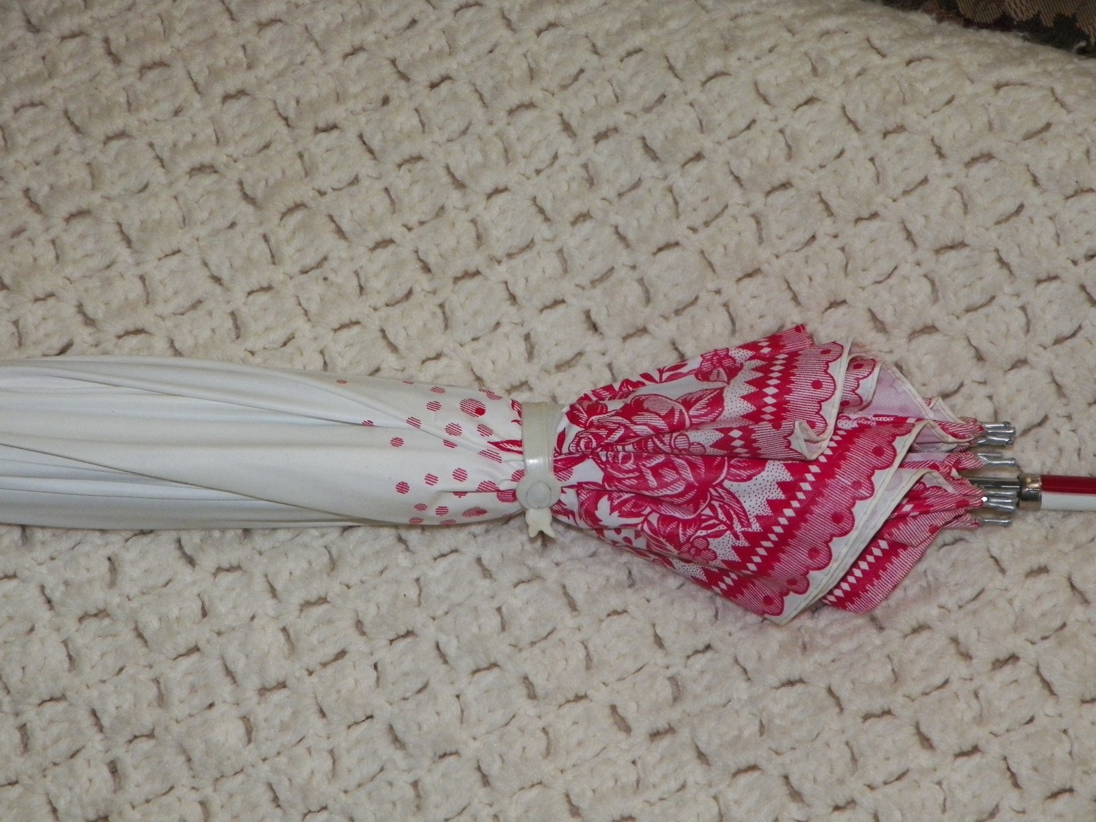 Vtg Retro Vinyl  Umbrella Red Roses RARE METAL/TIN HANDLE ~ HONG KONG  VERY NICE