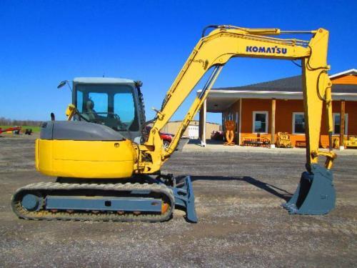 MODELLINO UNIVERSAL HOBBIES ESCAVATORE KOMATSU PC210LCI-11 scala 1/50