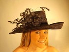 Saumon nude//Cerise Chaud Rose Vif Round Sinamay plume//Hatinator