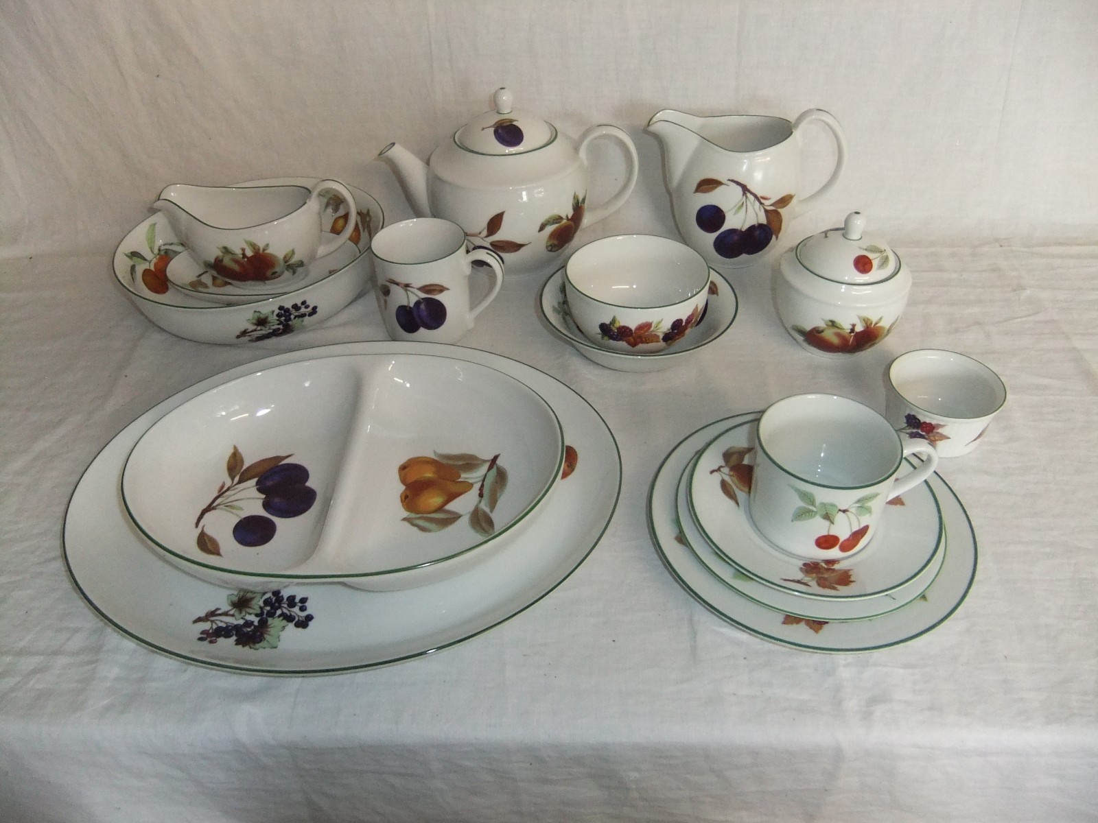 Royal Worcester - Evesham Vale - microwave & dishwasher safe