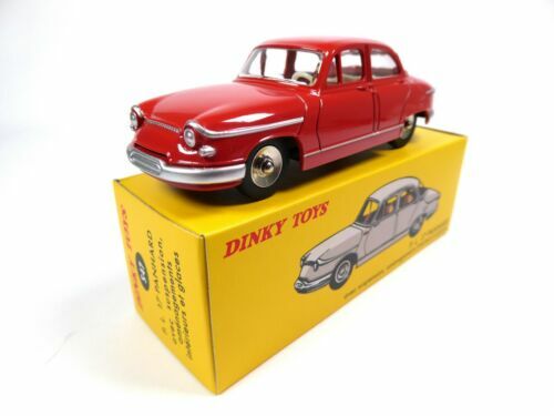 Voitures miniatures rouges Panhard