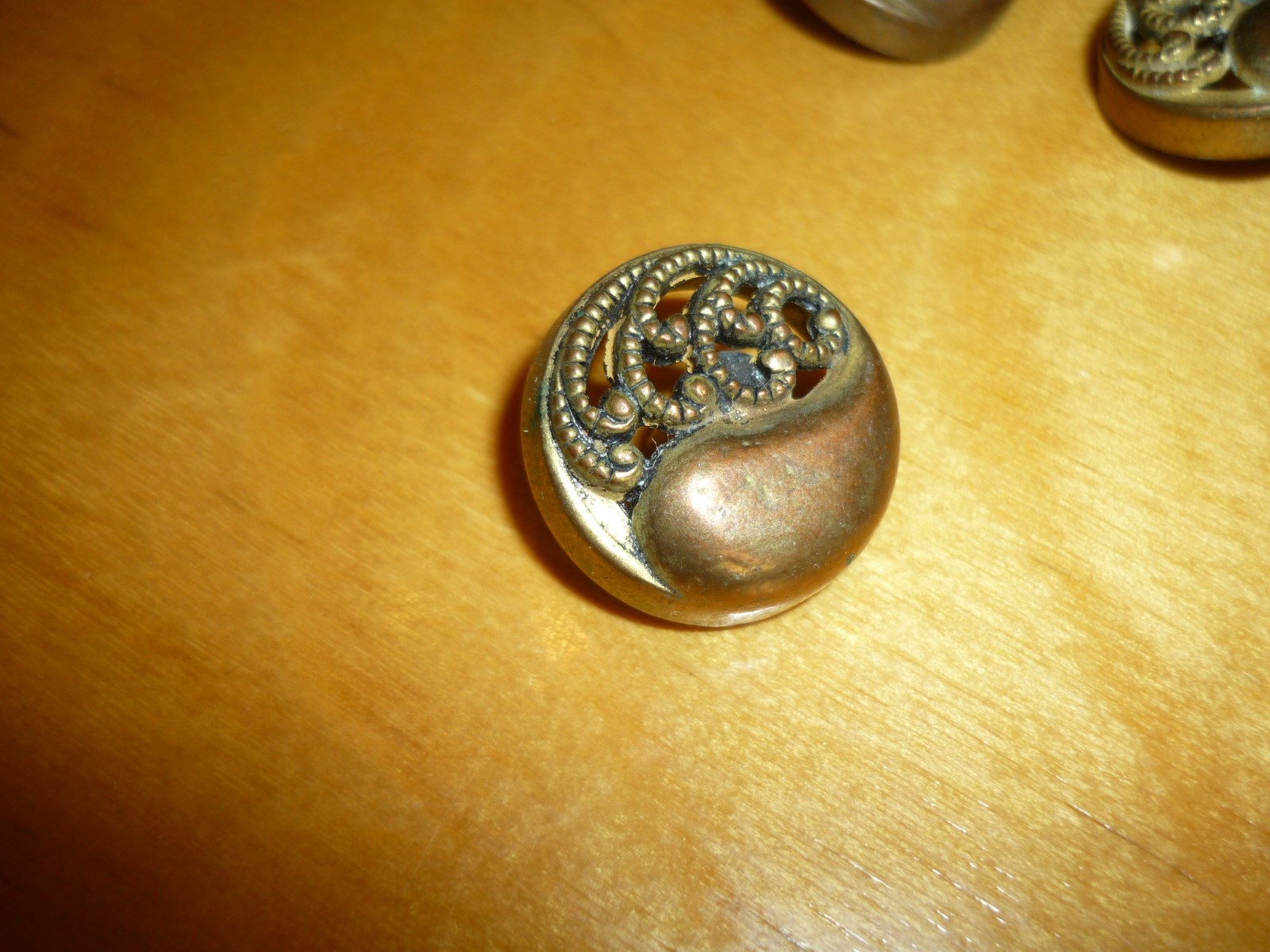 SET 4 VINTAGE OLD PLASTIC PIERCED BUTTONS- BRONZE COLOR -FOLIAGE -3/4