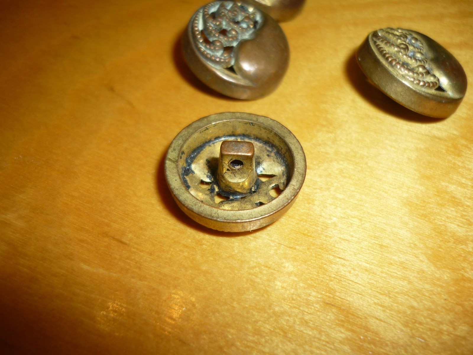 SET 4 VINTAGE OLD PLASTIC PIERCED BUTTONS- BRONZE COLOR -FOLIAGE -3/4