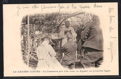 Ansichtskarte Argonne, La Communion près d´un canon 