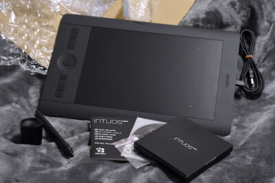 Wacom PTH-651 Intuos Pro Medium Creative Pen & Touch Tablet