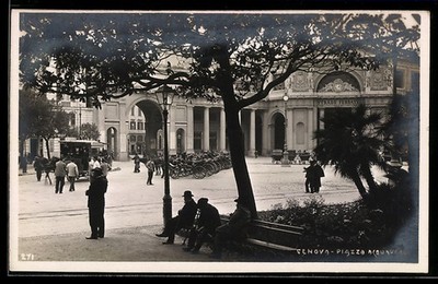 Genova, Piazza Acquaverde con tram e persone sedute sul banco, Ansichtskarte 
