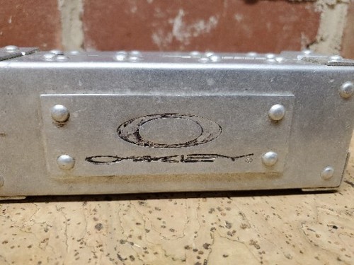 Oakley スタッズ付き金属ボックス 1995年刻印 Oakley スタッズ付き金属ボックス 1995年刻印 - メルカリ