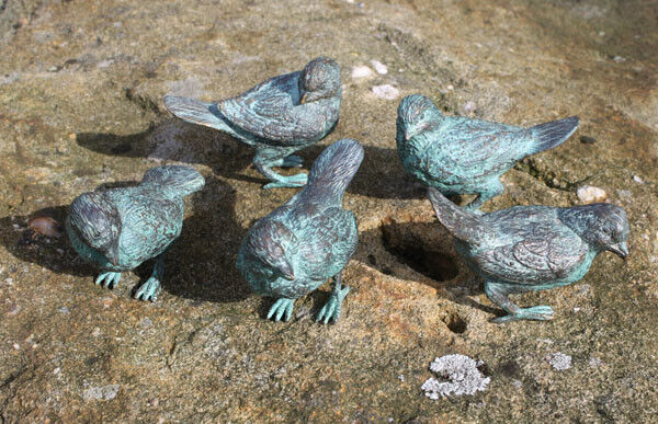 Bronzeskulptur 5 kleine Spatzen Vogelgruppe Gartendekoration aus Bronze
