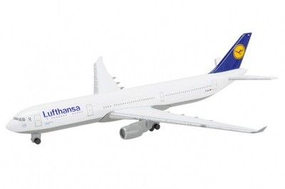 Airbus A330 300 Lufthansa 1/600 Schuco