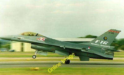 Photo 6x4 General Dynamics F-16 Farnborough/SU8754 This F-16 is taking o c1990