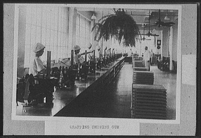 Wrapping chewing gum,assembly-line productions,industrial facilities,candy,1915