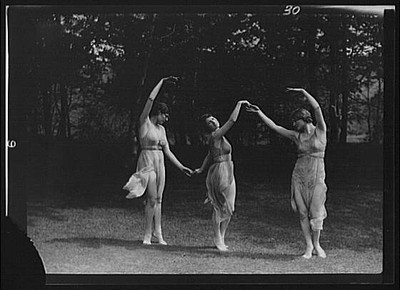 Elizabeth Duncan dancers,nitrates,portraits,women,outdoors,Arnold Genthe,1916 7