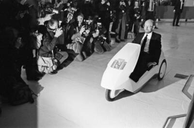 The New Electric Vehicle Sir Clive Sinclair his C5 Sir Clive - 1985 Old Photo 2