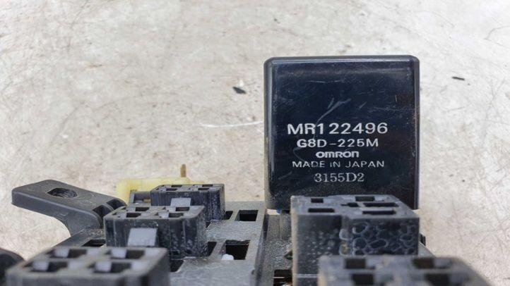 Mitsubishi Pajero Iii V7w, V6w Ya16893 Mr122496 355d2 Bloc De Fusible 25494429