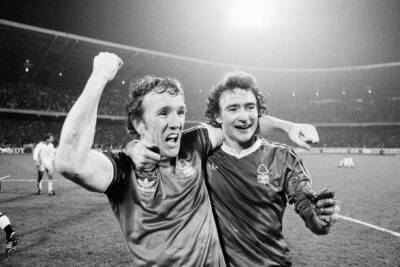 Nottingham Forest goalscorer Ian Bowyer celebrates with Martin O'Ne- Old Photo