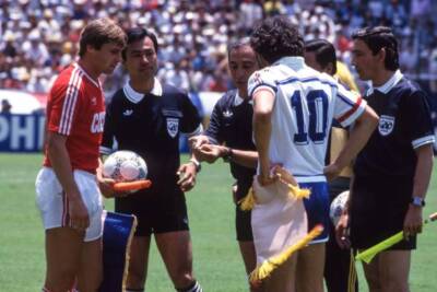 Anatoliy Demyanenko Of Soviet Union Romualdo Arppi Filho 1986 FOOTBALL PHOTO 1