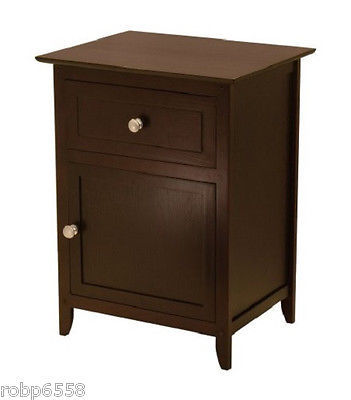 Mesitas de noche tradicionales de madera