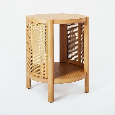 Стол Portola Hills Woven Accent Table Natural — порог, разработанный Studio McGee