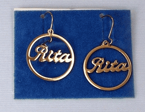 ピアス VINTAGE HOLLYWOOD Tiny Ribbon Earrings 4BFK515 Vintage Script Gold Tone Name 
