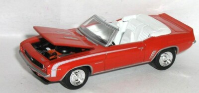 1/64 = 1969 69 CHEVROLET / CHEVY CAMARO RS / SS = 350 / Rubber Tire Muscle Car