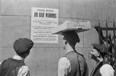 three porters from Covent Garden's fruit vegetable market reading - 1930s Photo
