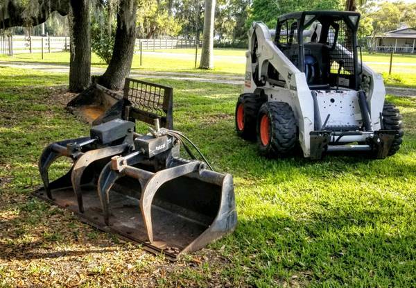 Only 620 HOURS! BOBCAT S250 SkidSteer- Wheel Loader Skid steer w/ Bucket & Forks